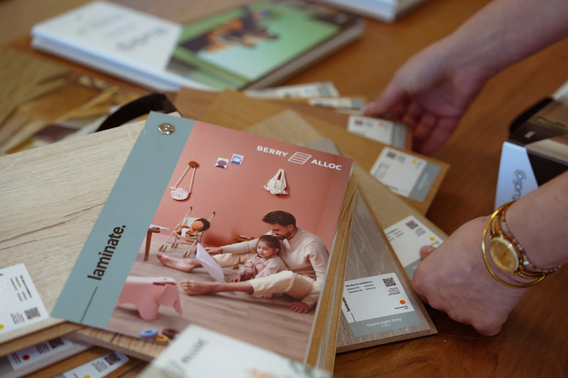 Échantillons de sols étalés sur une table, une main en choisit un