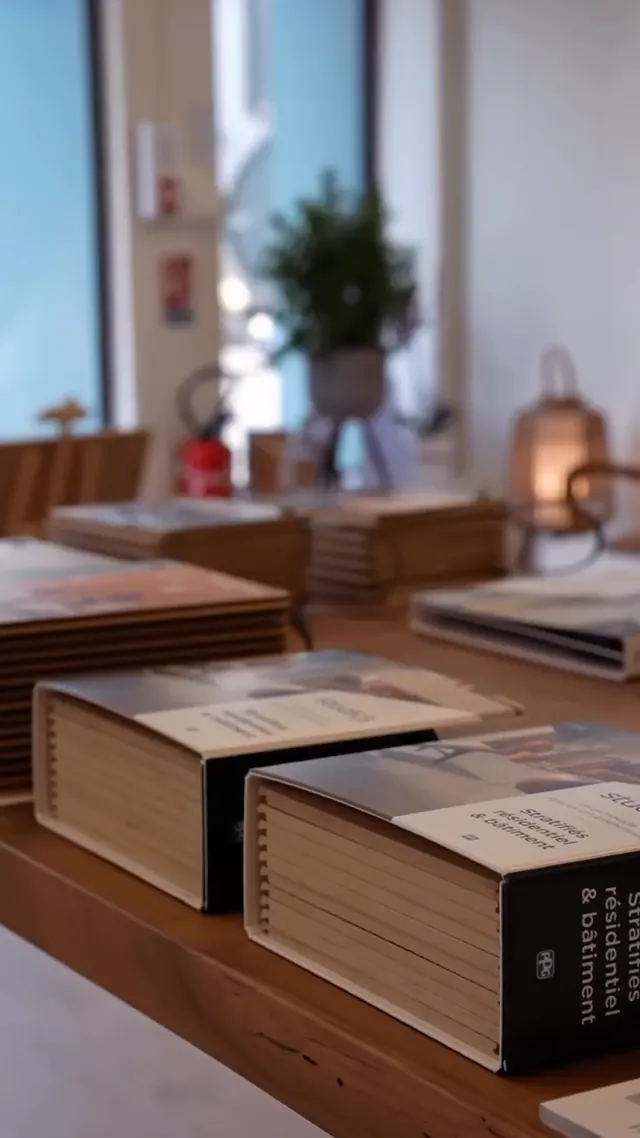 Visite de la boutique : catalogues, nuanciers, échantillons de bois et outillage