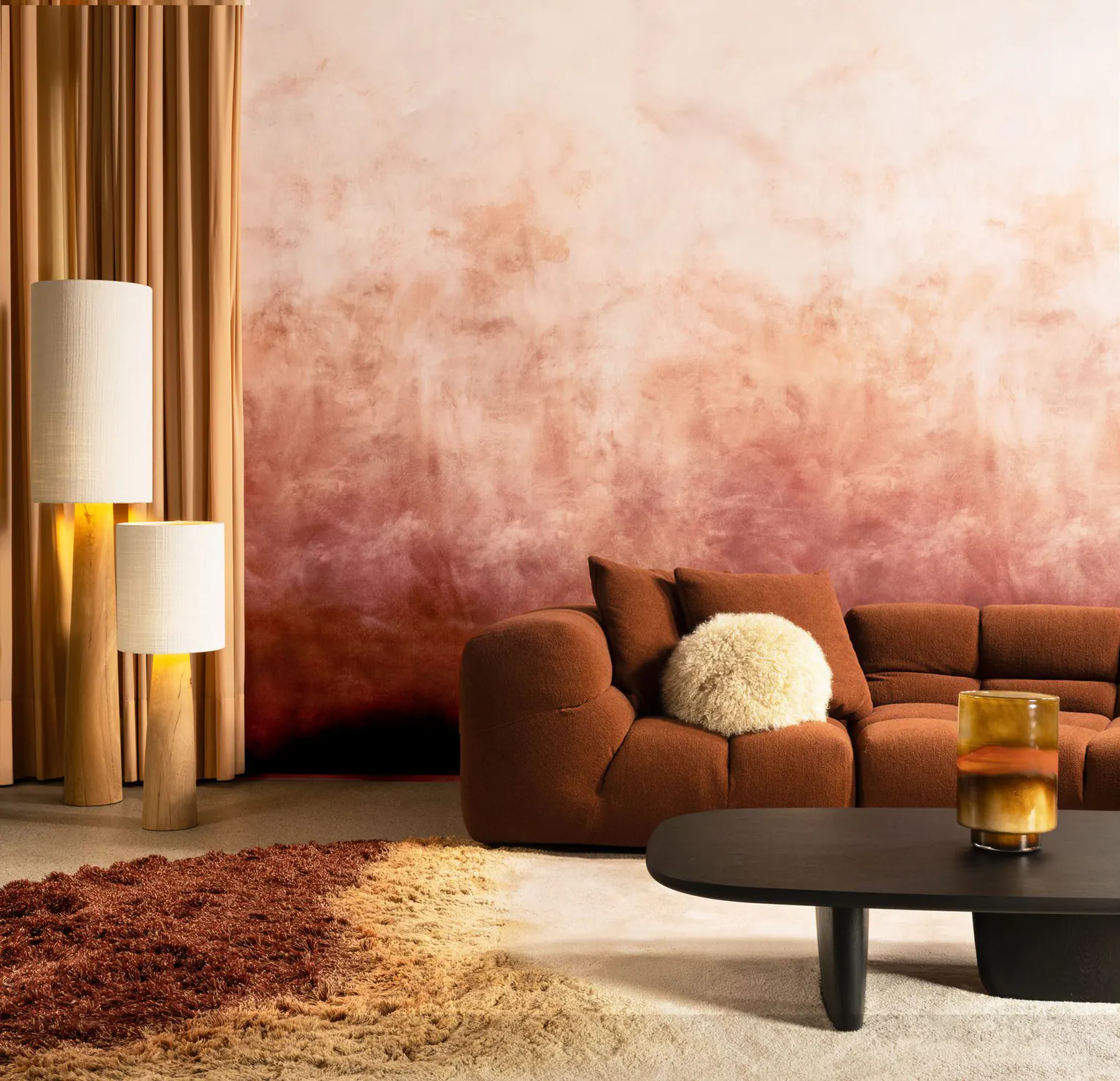 Lampadaires et lampe à poser en laiton dans un salon terracotta, canapé brique