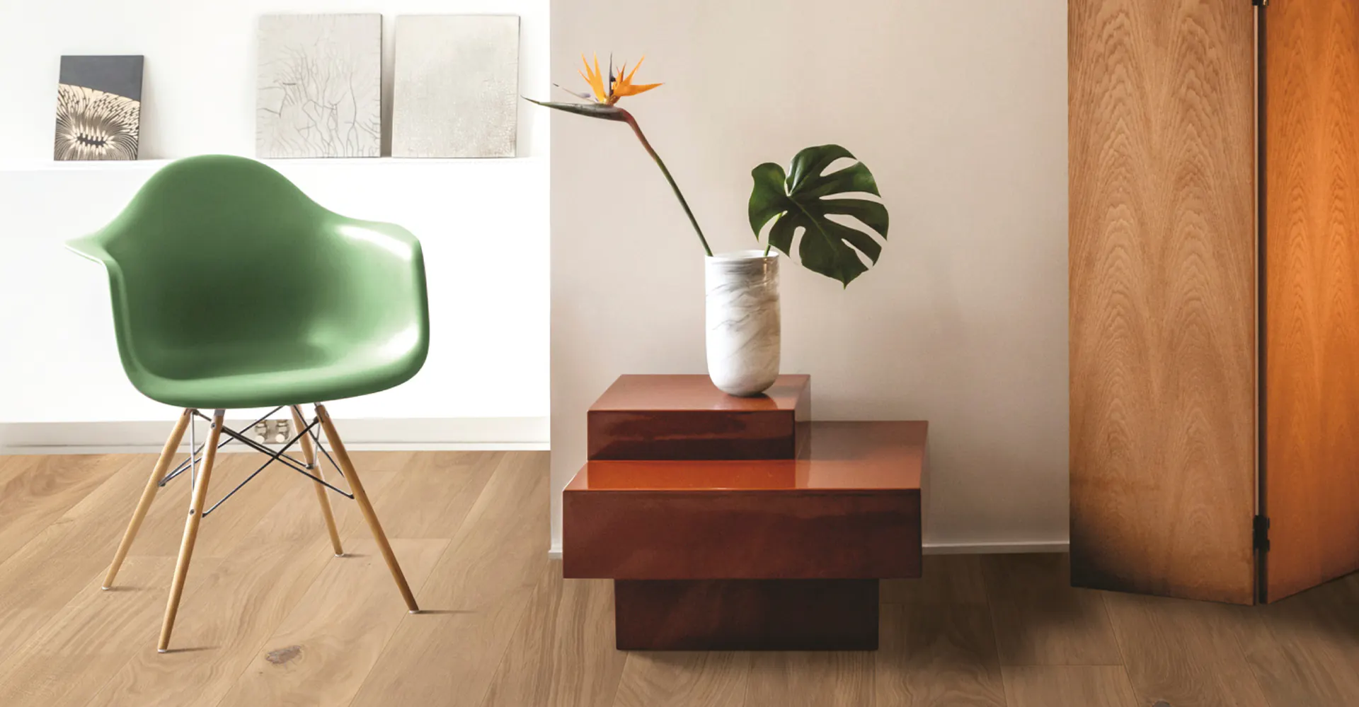 Parquet de chêne clair, chaise verte et table basse laquée