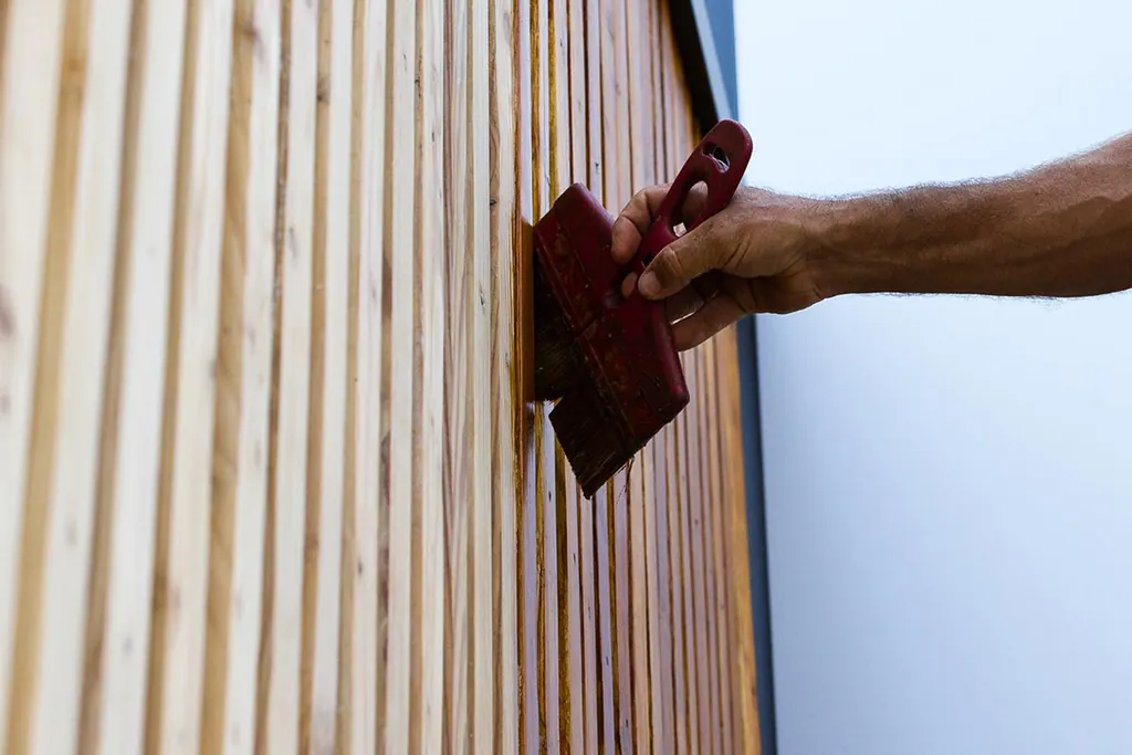 Application d'une lasure Blanchon sur un bardage en bois