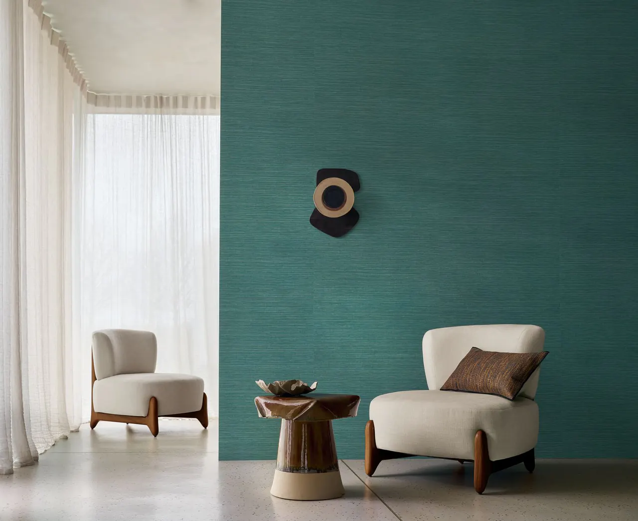 Mur bleu canard tissé, fauteuils bouclette blancs
