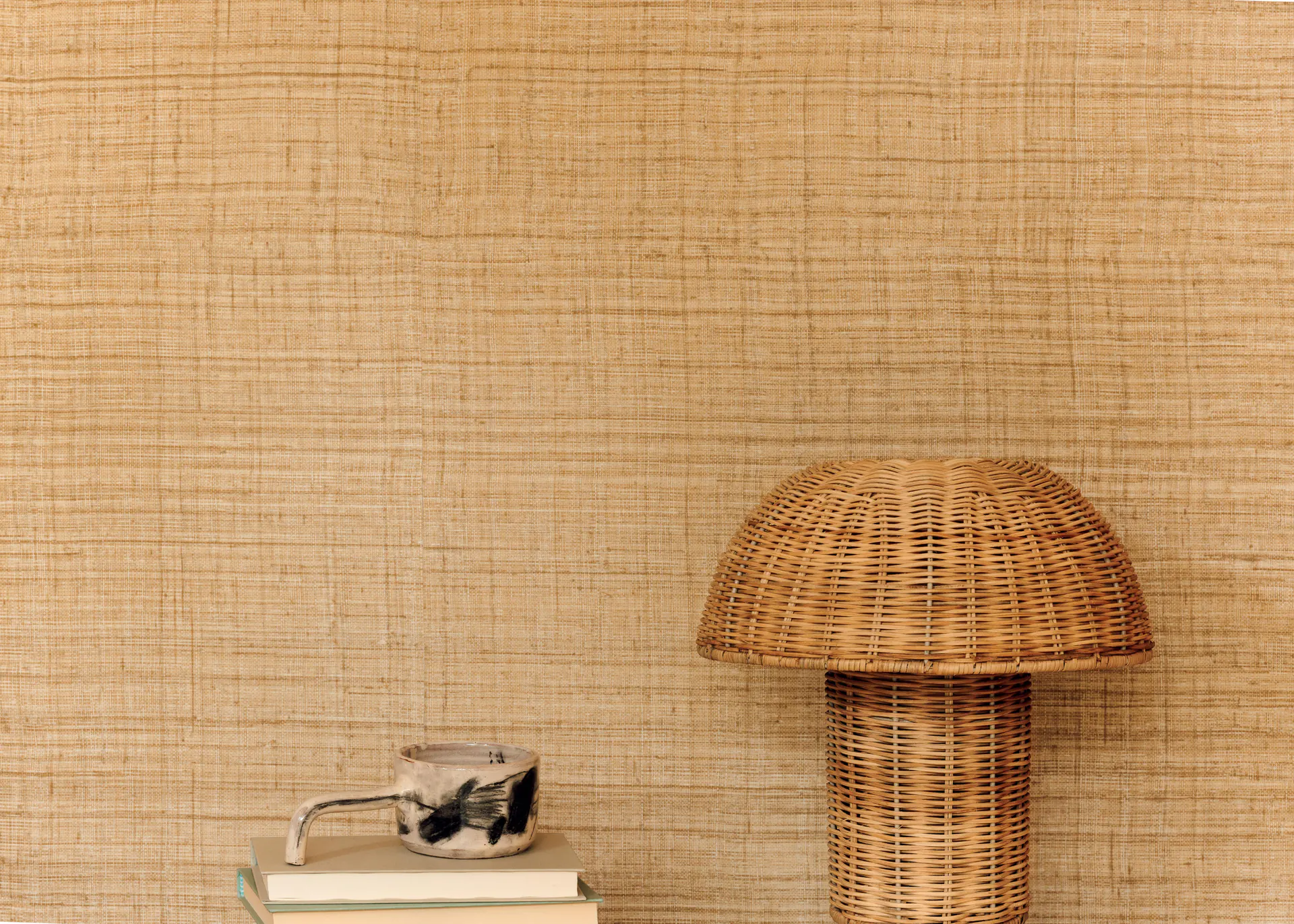 Mur en fibres végétales et lampe en rotin