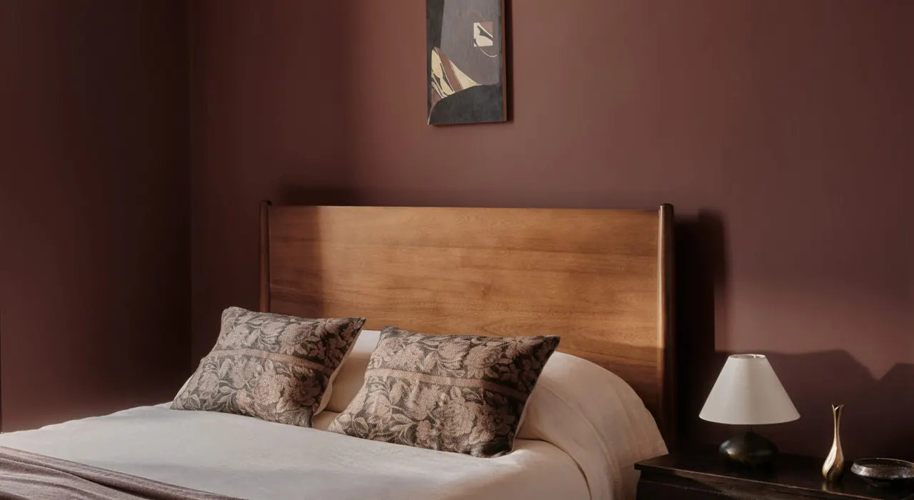 Chambre brun-rouge et tête de lit en noyer