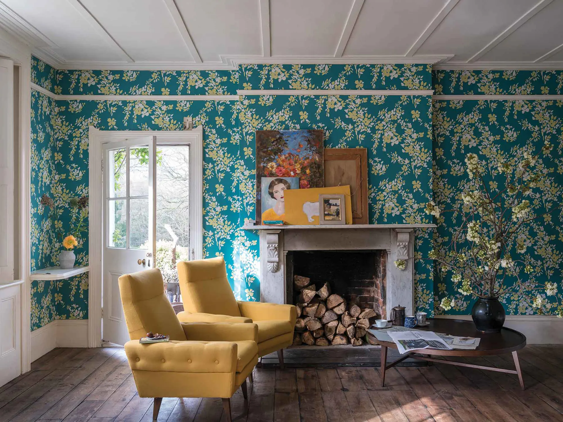 Salon au papier peint floral turquoise et jaune