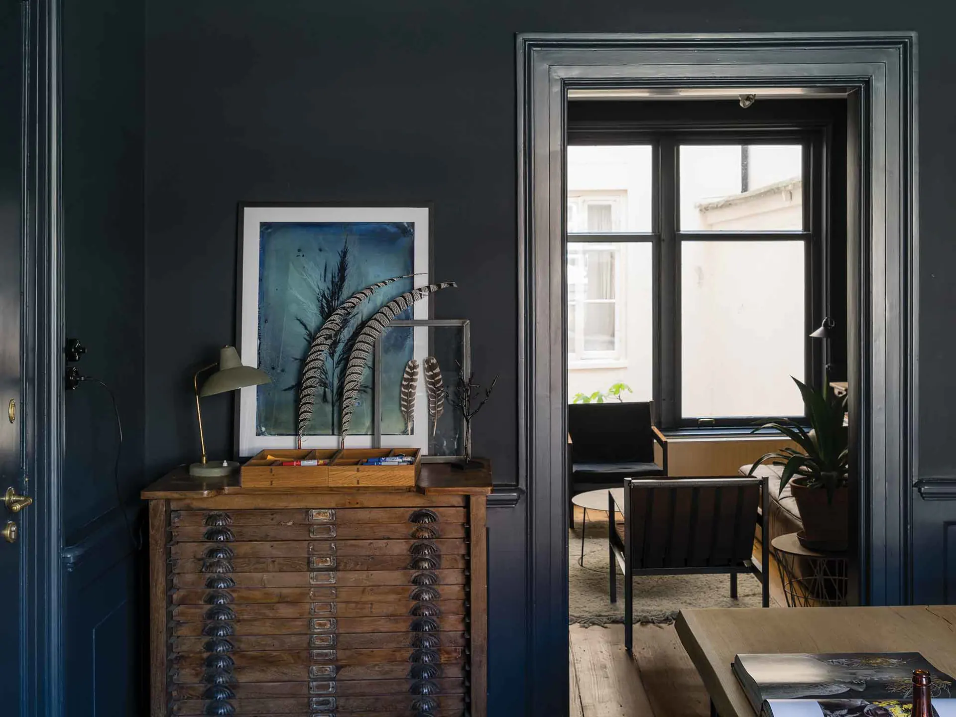 Salon bleu-noir Railings, commode ancienne