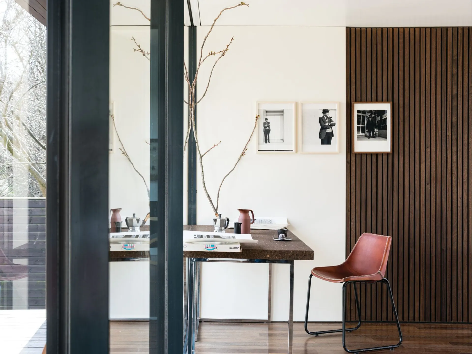 Pièce blanc cassé, mur à lattes de noyer