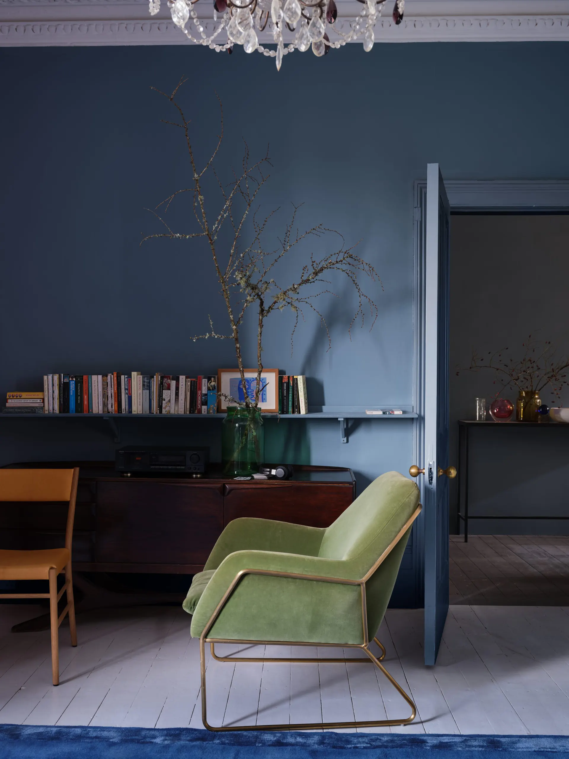 Salon aux murs bleu profond Selvedge de Farrow & Ball