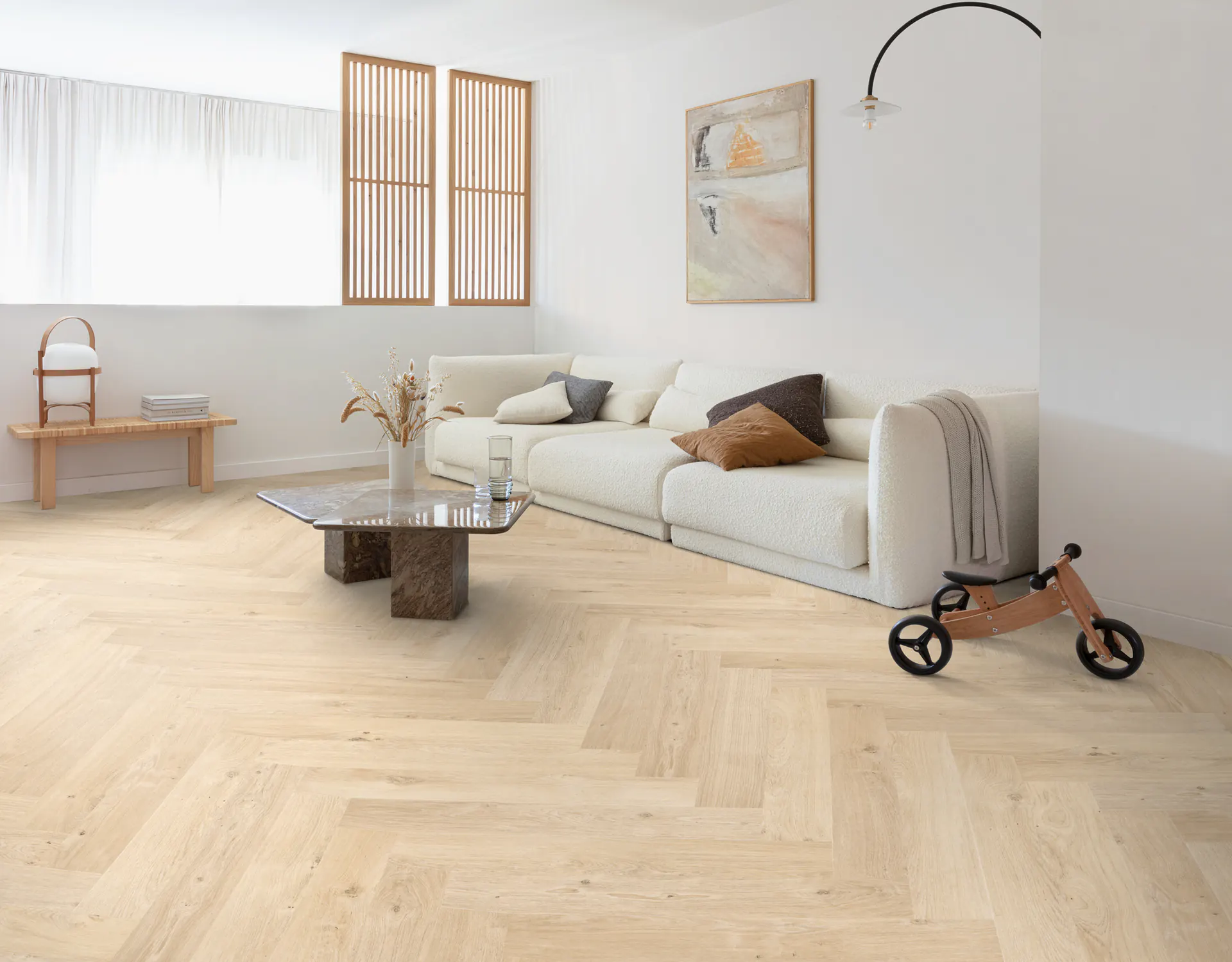 Salon lumineux au sol en bâtons rompus aspect chêne clair