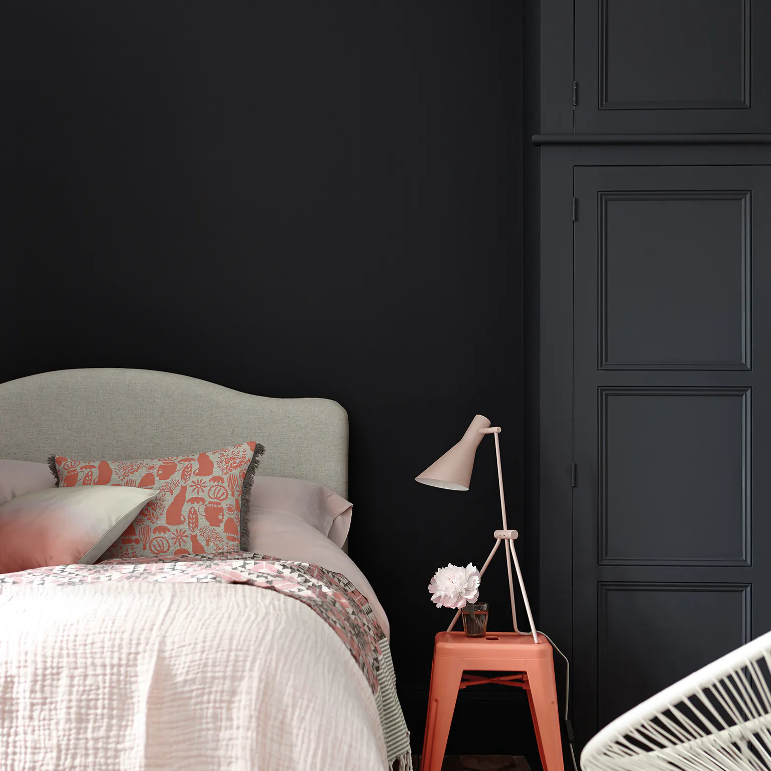 Chambre bleu-noir, linge rose poudré