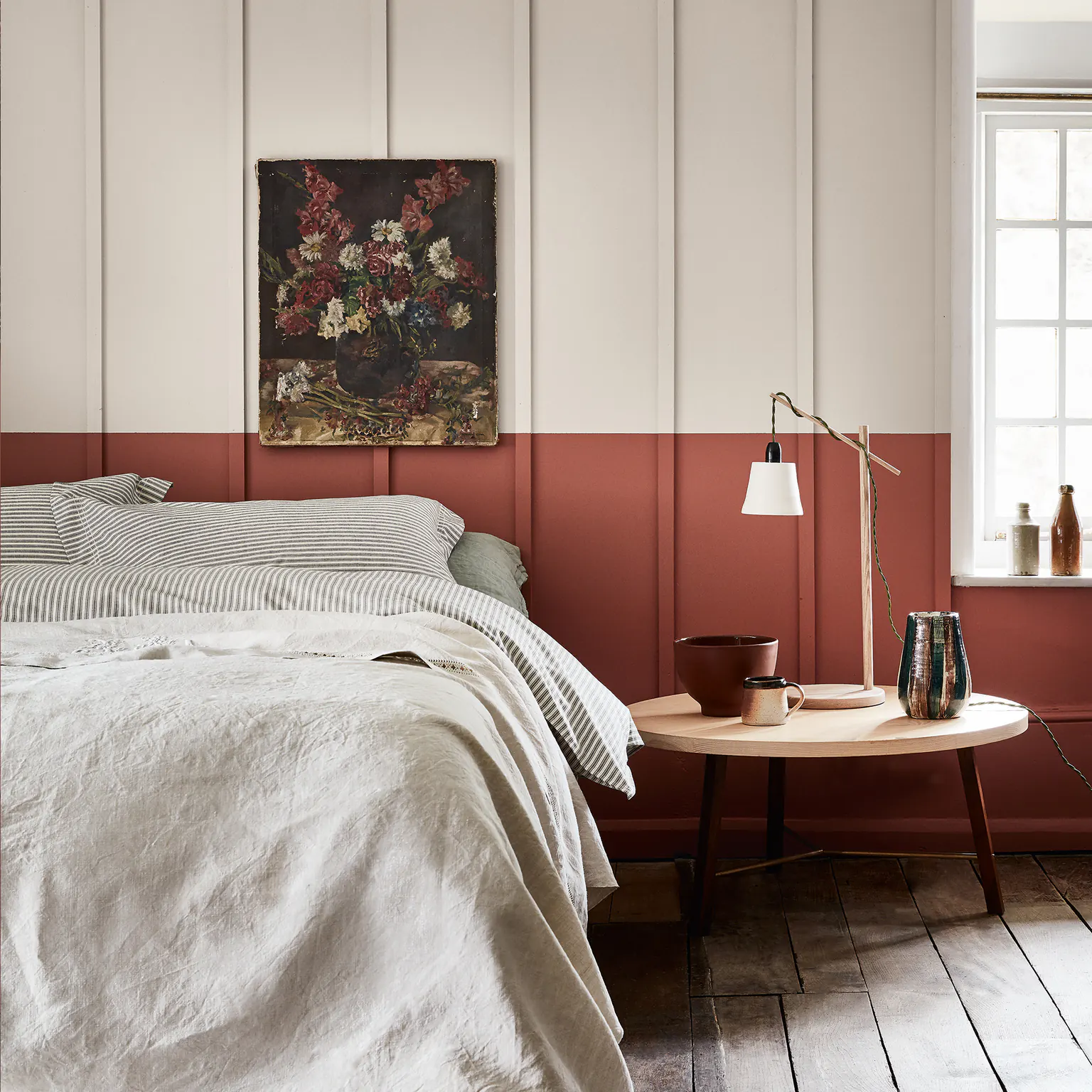 Chambre au linge de lit en lin, soubassement rouge terre et haut crème