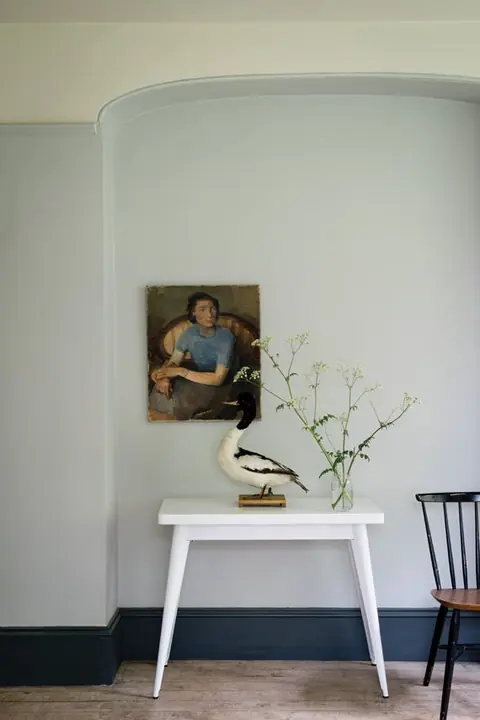 Ambiance peinte en Borrowed Light de Farrow & Ball